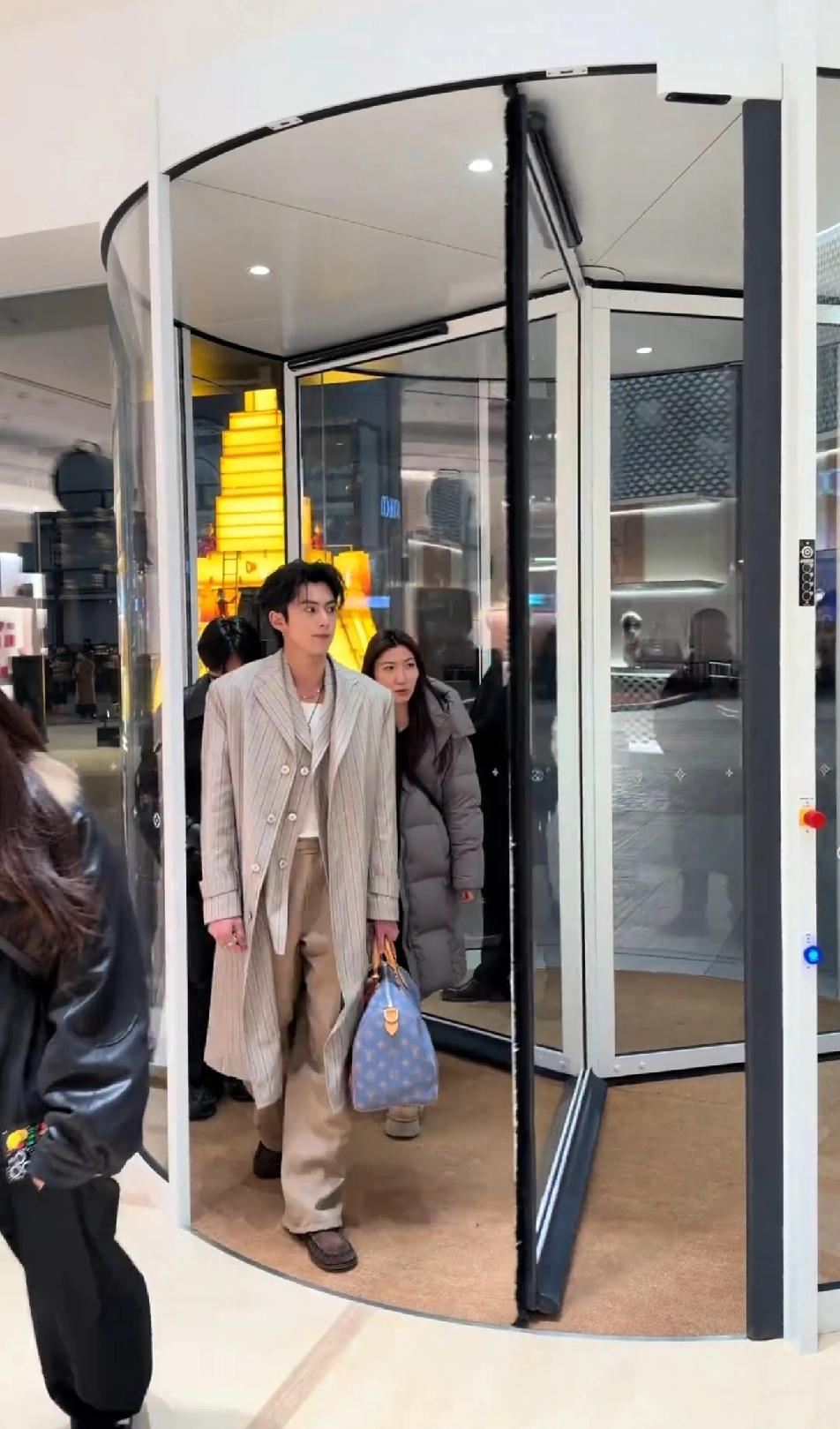 两个LV高管对王鹤棣满眼都是欣赏，王鹤棣这一身穿搭也太帅了！西装叠搭风衣居然这么