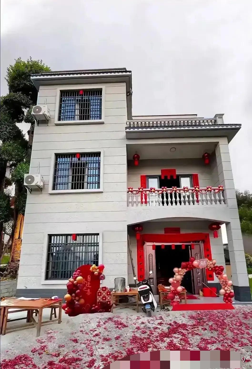 新娘给婆婆敬茶时喊了3次妈，婆婆都没扭过头来接，女子看向老公，老公竟也没有帮忙的