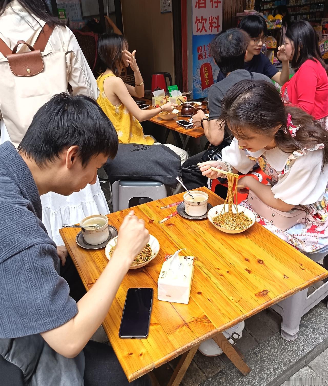超越猪血杂酱面粉店，在南昌是一家非常有特色的小吃店。是一家网红店。也是南昌一