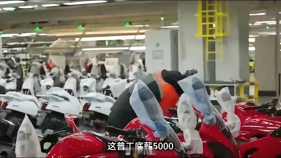 张雪机车这波操作，真把“打工人尊严”焊死在合同里了。普工底薪5400，包吃住还发工装，五天八小时白纸