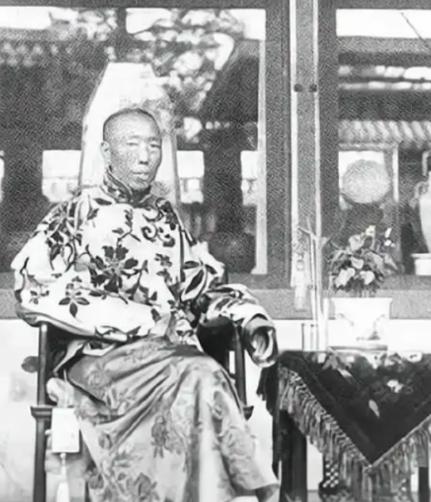 1908年，慈禧太后死后，李莲英便失去了最大的靠山，为慈禧守孝100天后，李莲英
