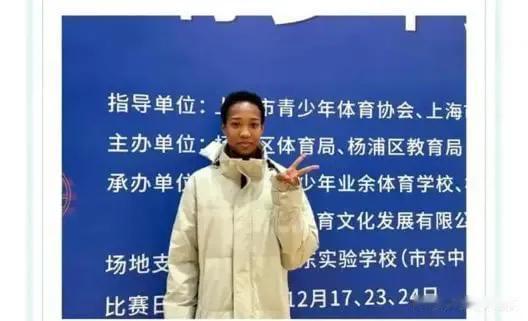 上海女排三队，出了一名混血副攻韩子嫣，现在还在上海友谊中学上学，今年15岁，身高