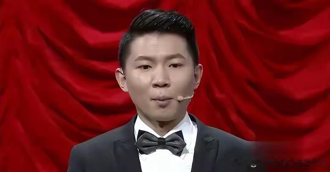 三次拒郭德纲，西安俩小伙自立门户，如今一人成老赖一人登央视相声圈里，被郭德