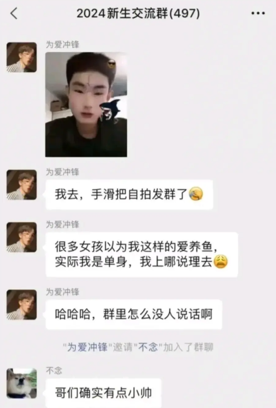 这样更尴尬了，太有自信了小伙子