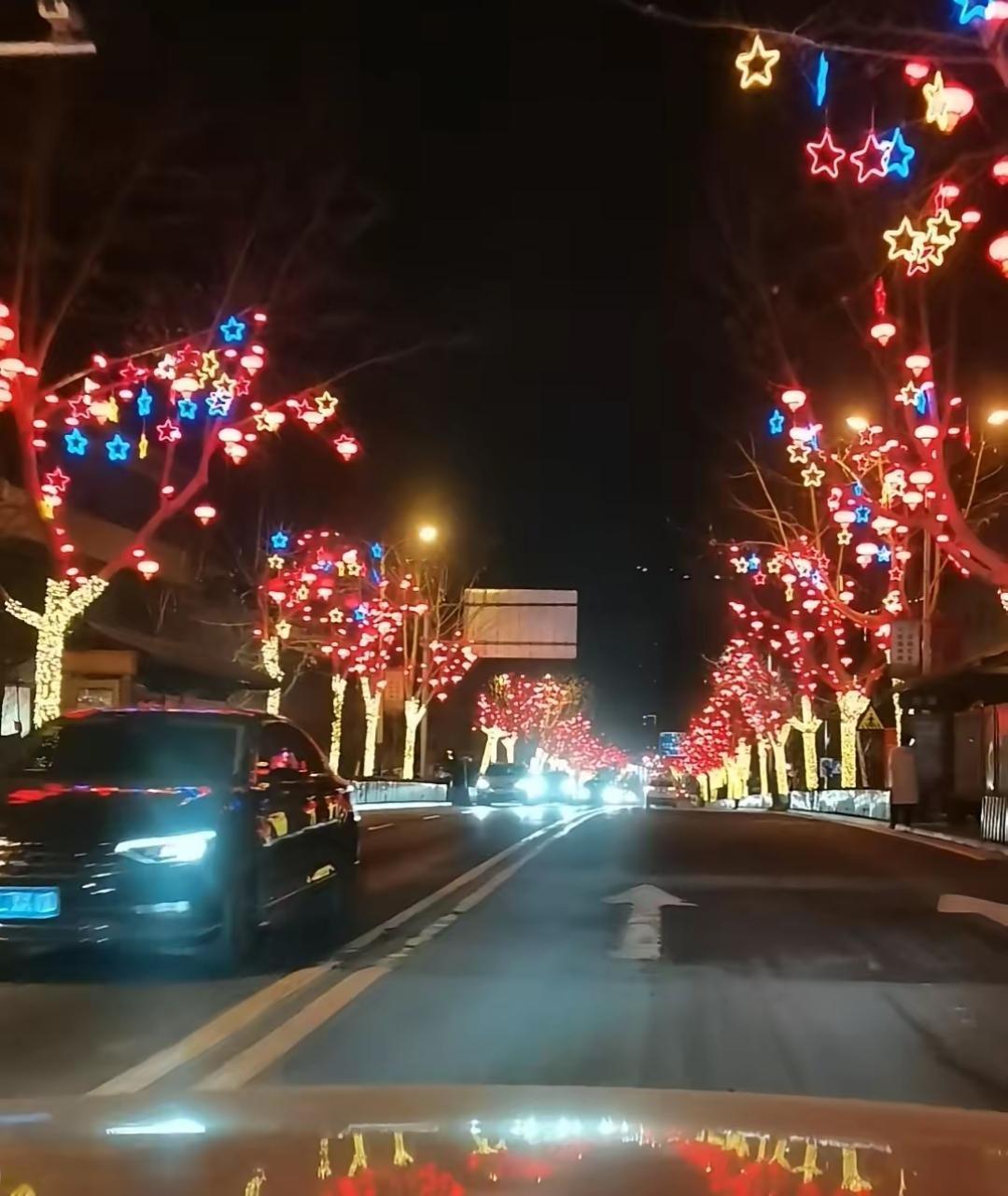 再有一个多月就要过年了，不知大家有没有这样一种感觉。就是现在的春节，初一上午