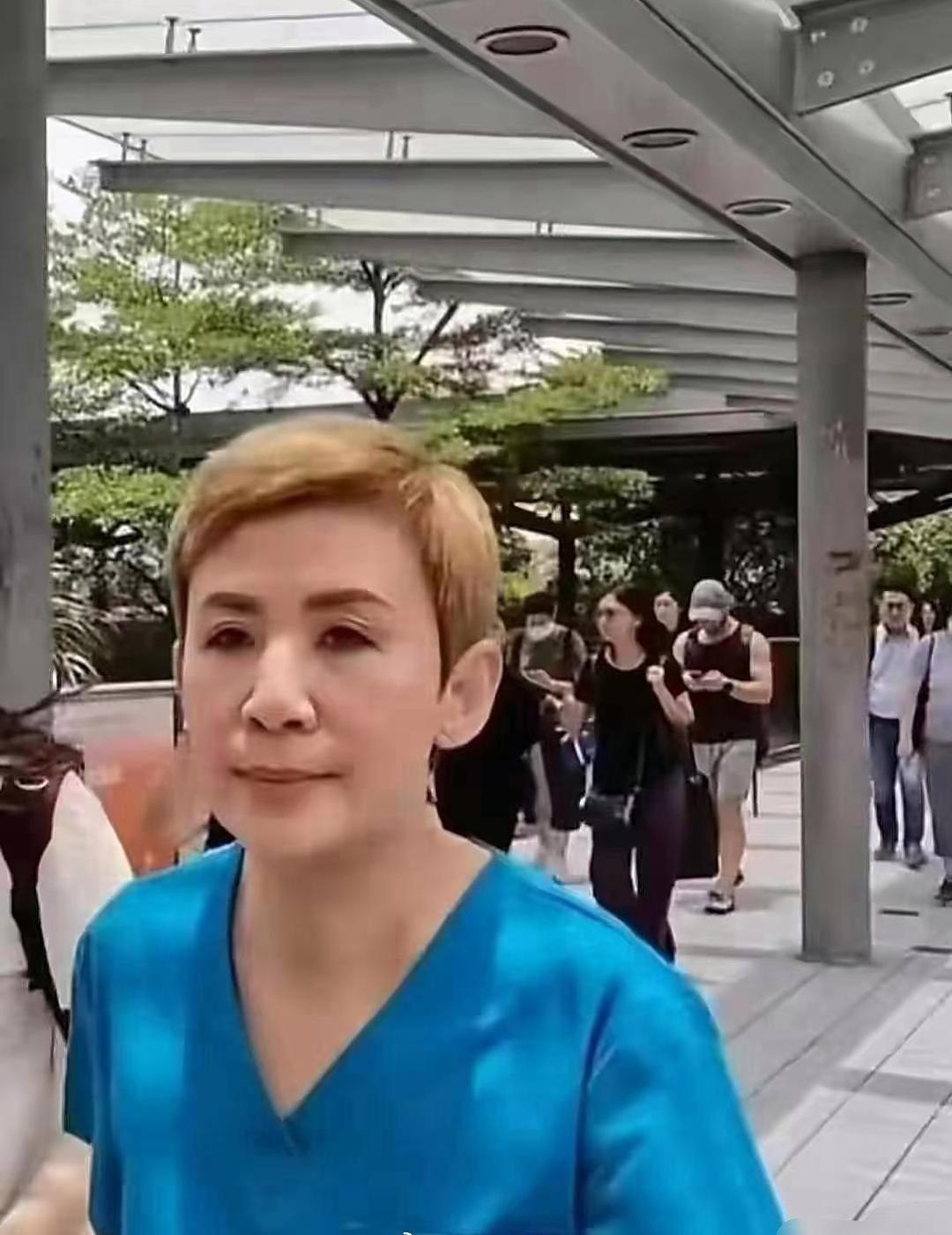 59‍岁吴君如带老公和女﻿儿出游，一家3口同框超温馨⁠﻿‎，17岁女儿完‎美‌遗