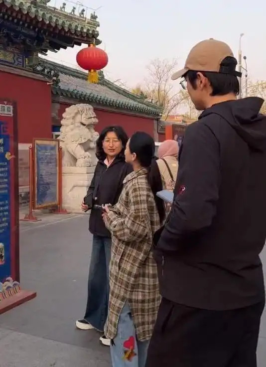 金莎带婆婆游玩主动挽手臂，孙丞潇被晾一旁面无表情，婆媳俩像母女他反倒像外人！​
