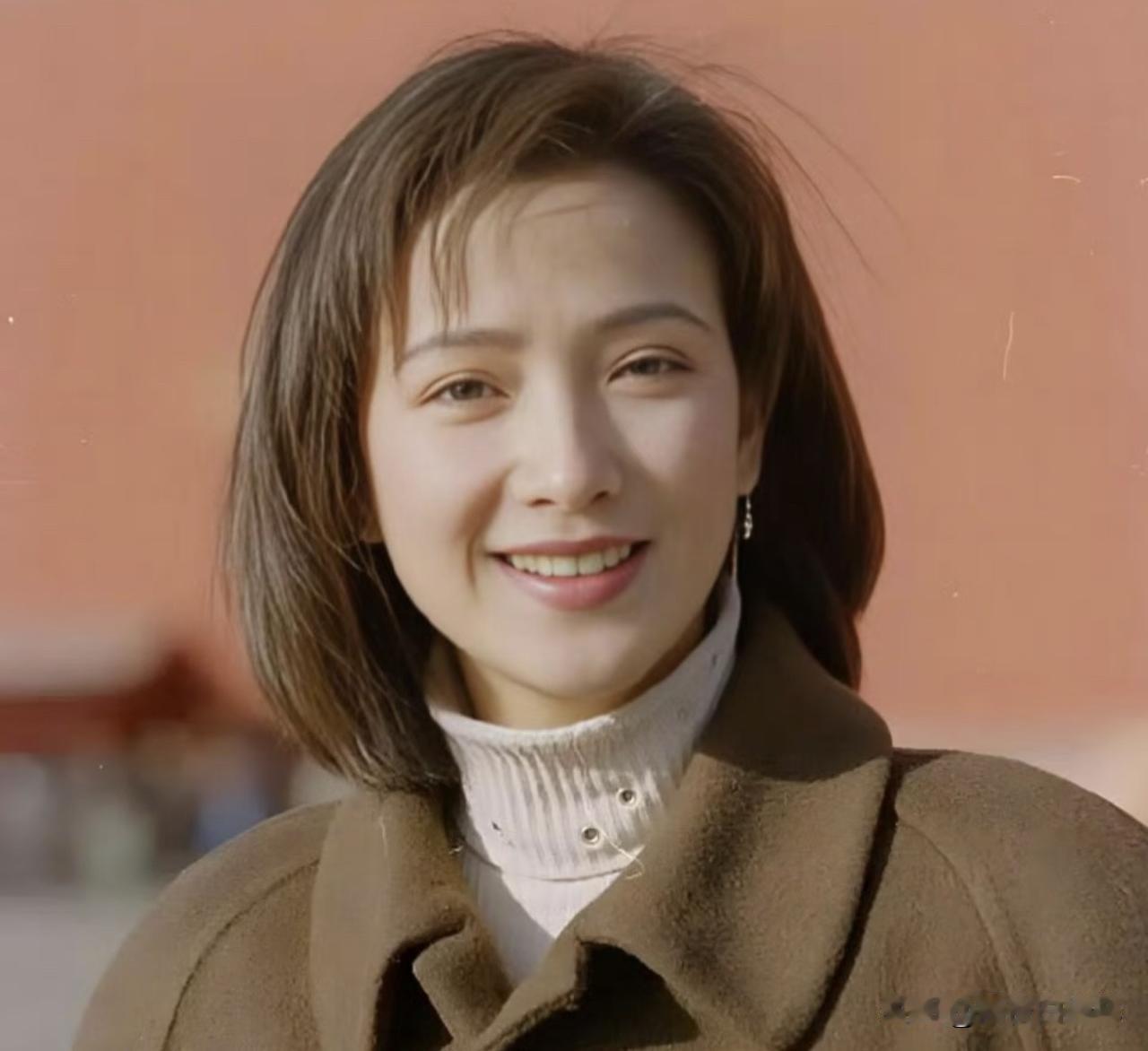 我大姨是何晴的忠实粉丝，她对我说，非常幸运，她在2002年北京东单音像店见过