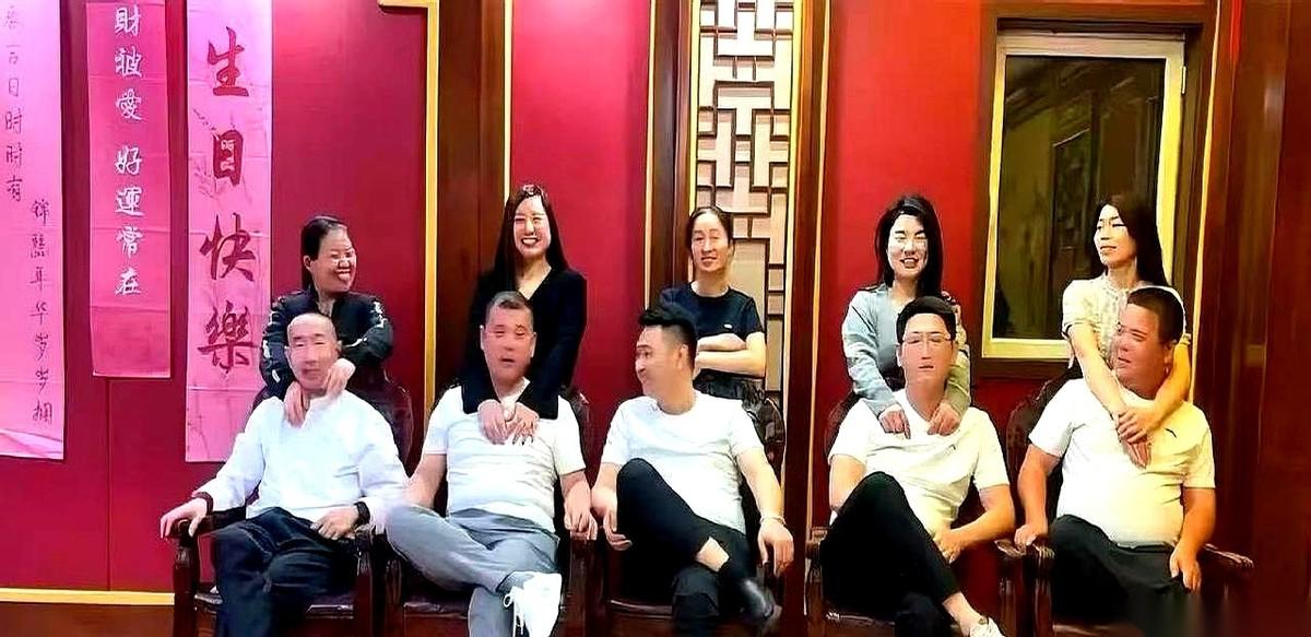 一张平平无奇的单位合影，底下有条评论被人顶上了天。就一句话：中间那个，都不用看