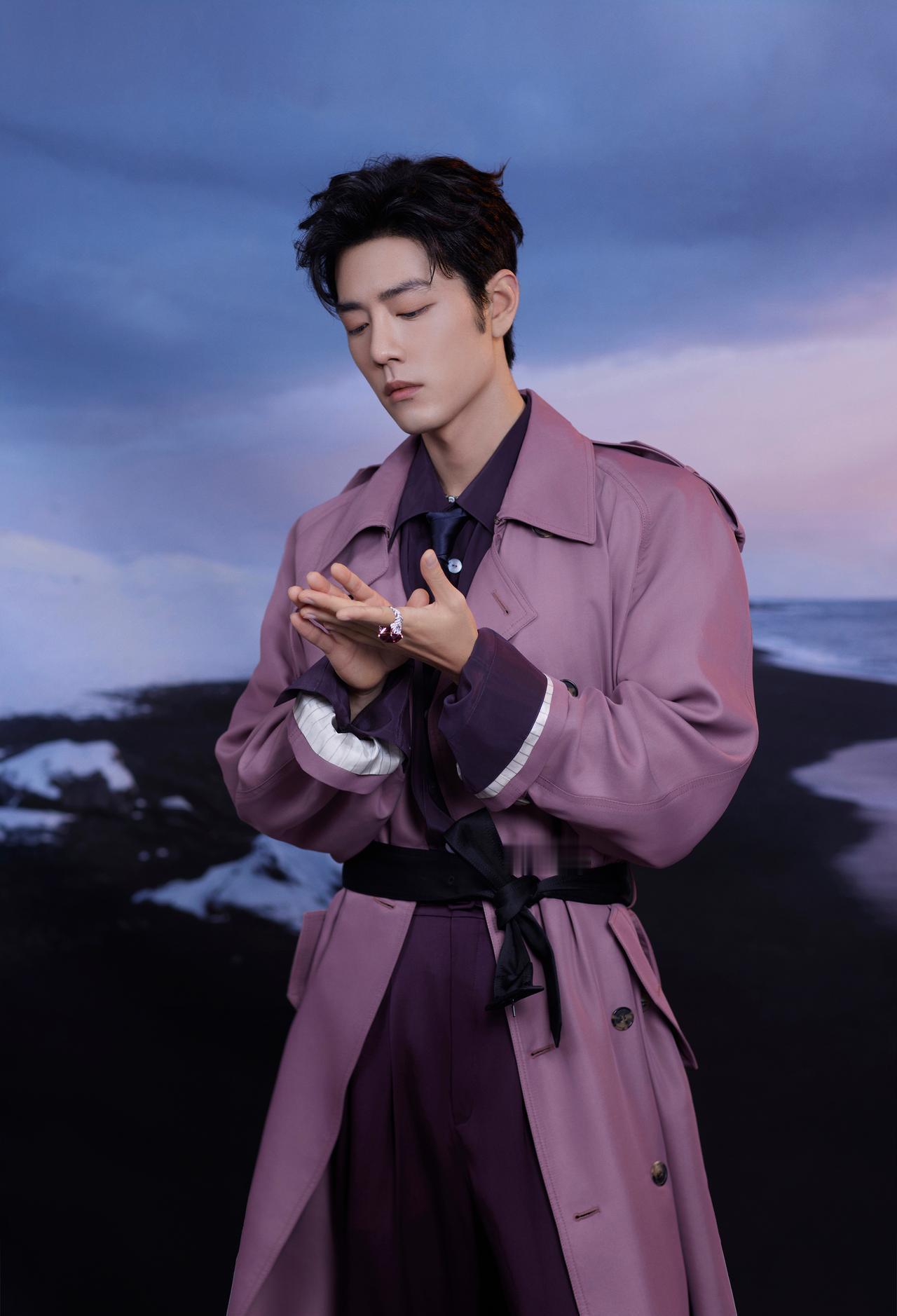 肖战东方卫视这一枪，打得太妙了！当所有人都挤在红色赛道上，肖战偏要穿一身渐变紫