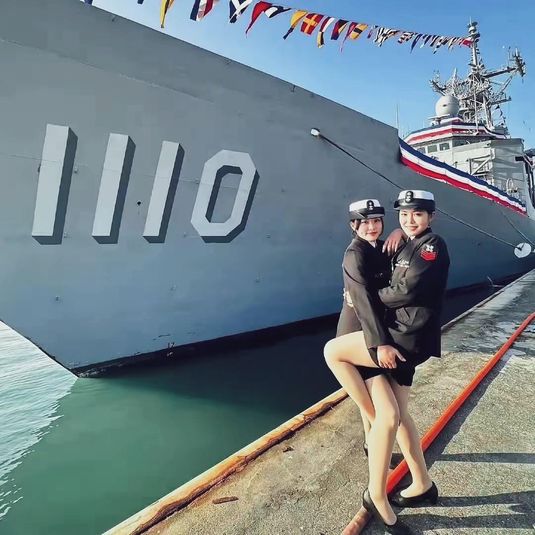 台湾海军女兵，看起来很美。赶快回归吧！不要为台独卖命了…