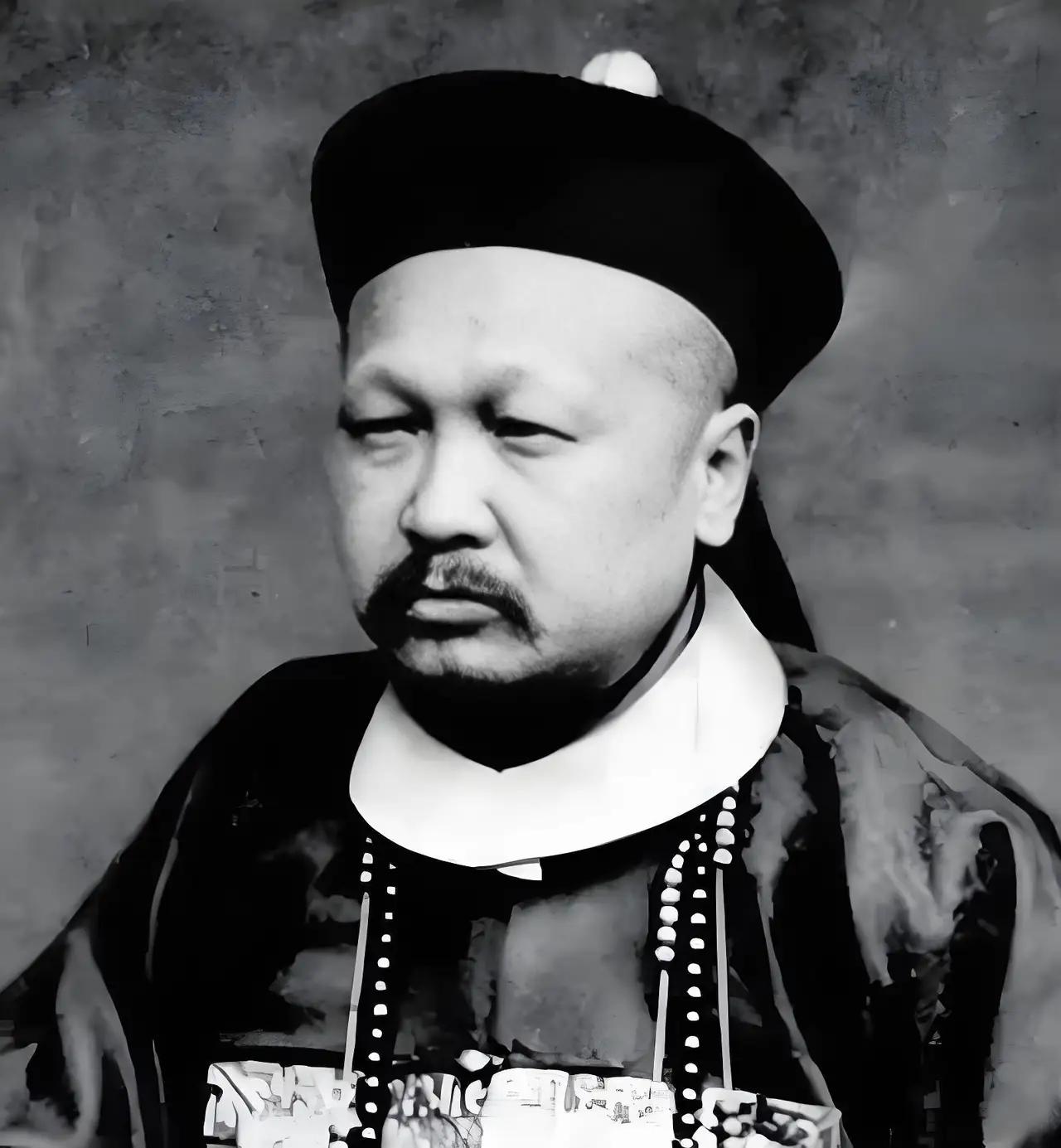 1901年，慈禧为了讨好洋人，下令让军机大臣赵舒翘自杀。赵舒翘先是吞了金子，接着