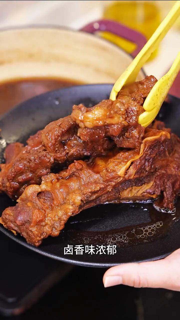 今天做的卤水牛腩卤香味浓郁，吃起来是软糯又入味，用来做牛腩饭或者牛腩面都很好吃。