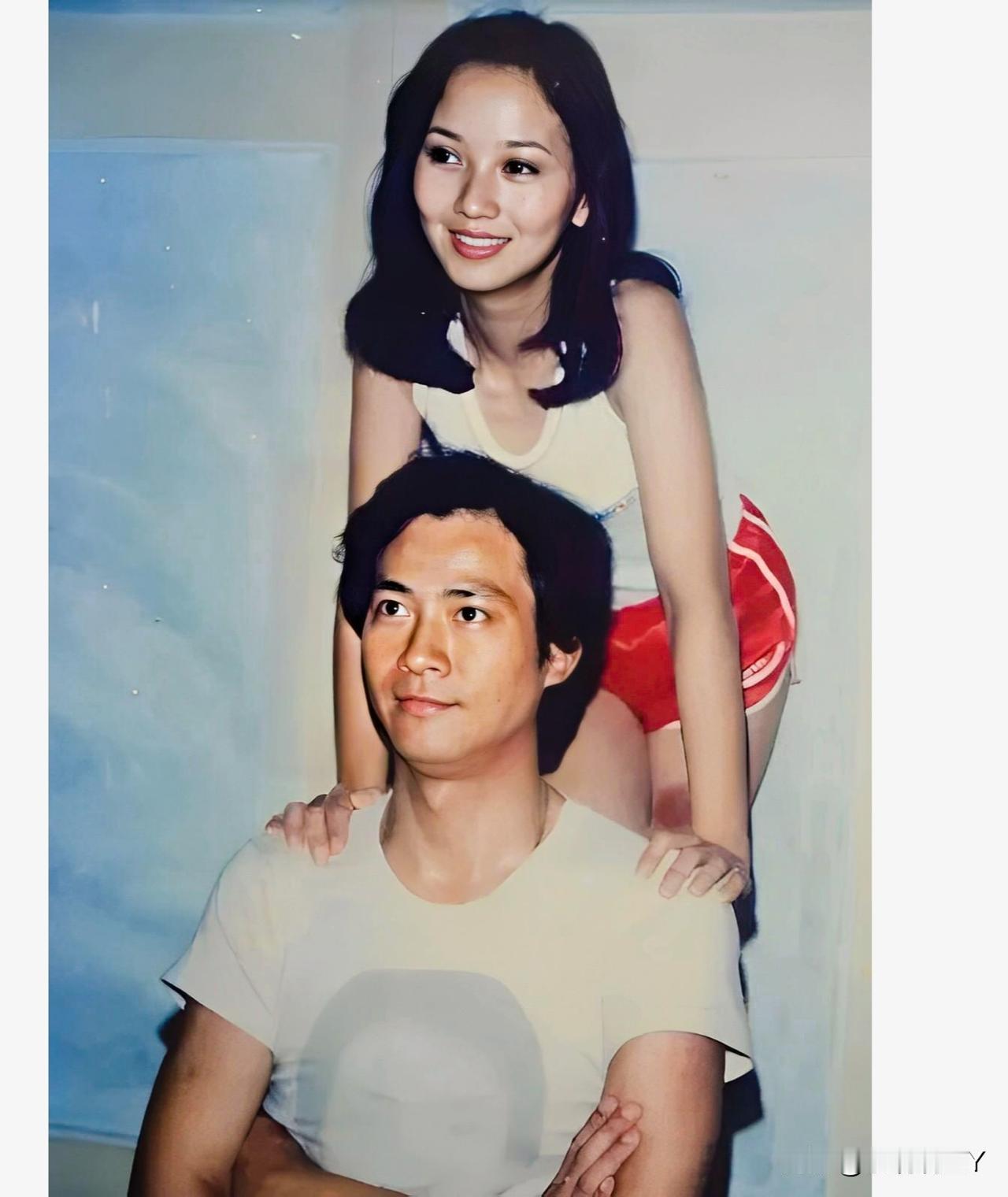 这是郑少秋与赵雅芝年轻时候的一张合影老照片，拍摄于上世纪八十年代末。最早的荧屏金