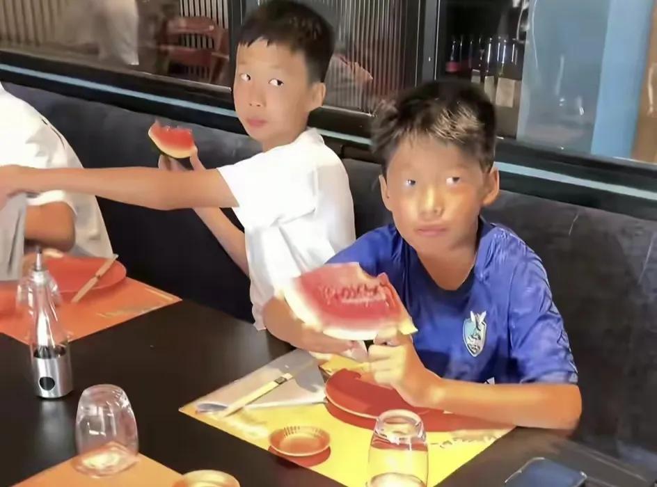 足球小将这次去意大利比赛，食宿拮据，没有后勤，靠海外同胞接济足球小将去意大利比