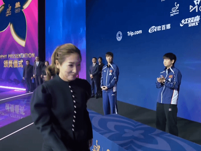2026年澳门乒乓球世界杯颁奖仪式刘诗雯作为国际乒联运动员委员会主席为申裕斌颁发