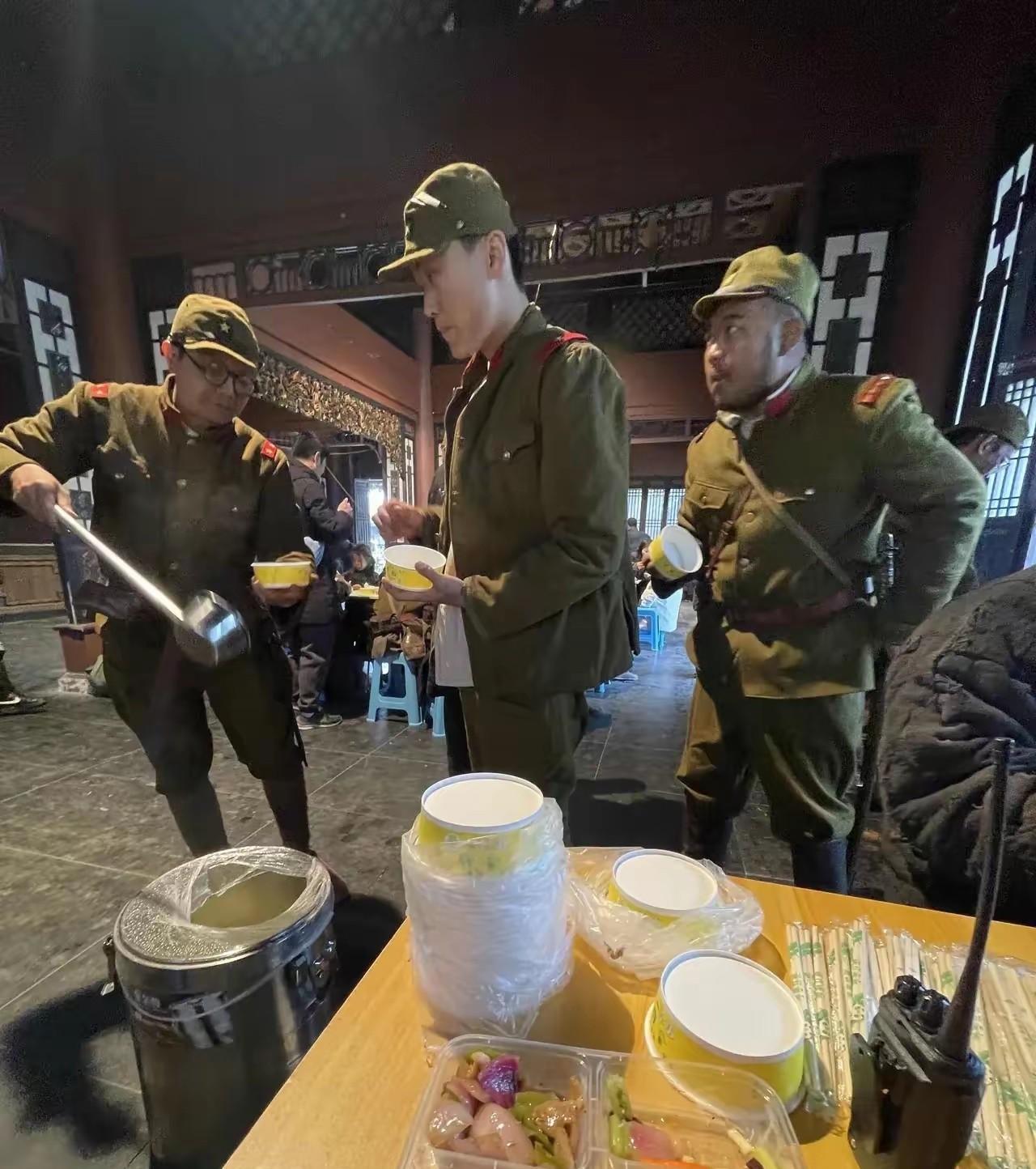 群演一天差不多能挣200，中午还管饭。就连演大佐的，也是得排队领盒饭的，能坐着吃