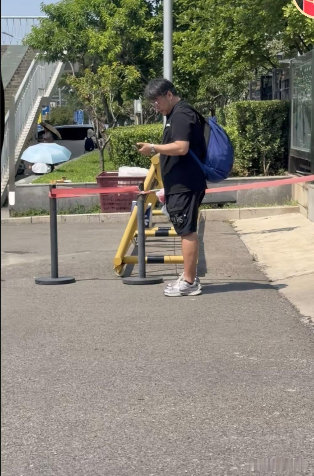 全锦赛开始，国乒教练组可以休假了。昨天就看到邱贻可教练带着行李打车走了，孙逊教