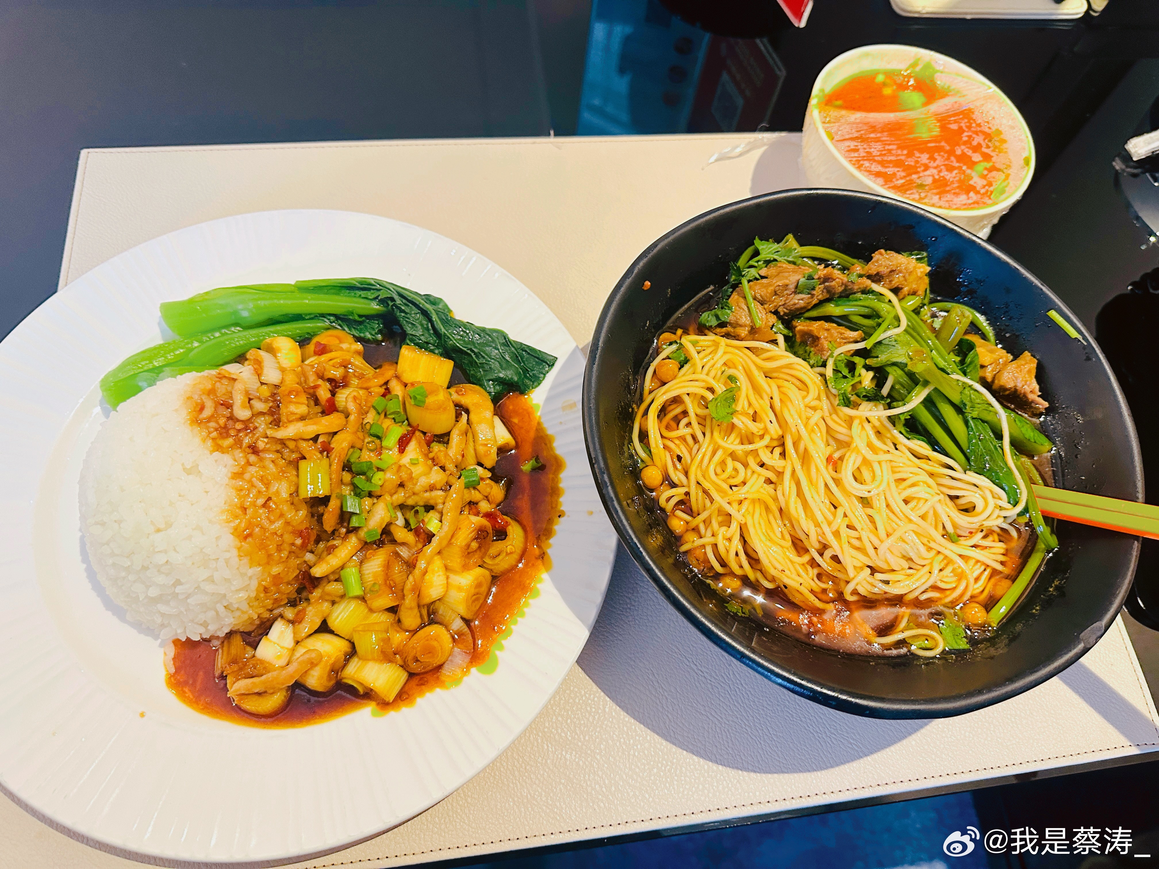 来重庆了必须来碗牛肉面和鱼香肉丝盖饭[笑着哭][笑着哭]重庆生活​​​