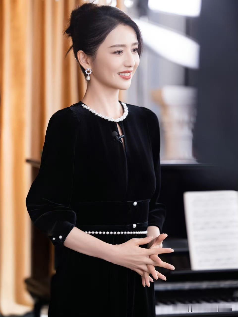 佟丽娅这身黑色连衣裙本来容易显沉闷，但加上珍珠瞬间就贵气起来了✨领口和腰部的珍