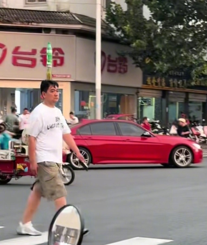 【#男子头顶茶杯饮料瓶徒步锻炼七八年#：曾被举报挨罚尝试直播表演】#男子头顶茶