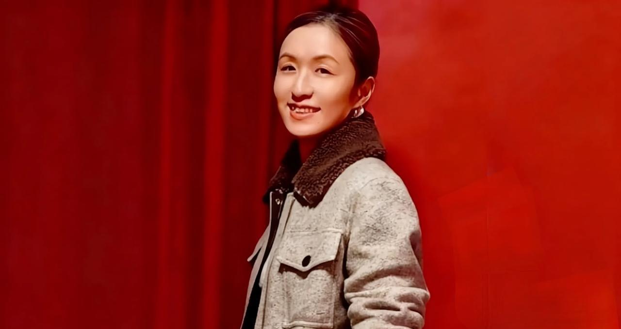 一句话剧透：你花30秒点进来，就明白以后看剧为啥连大纲都要“打码”——因为录音刚