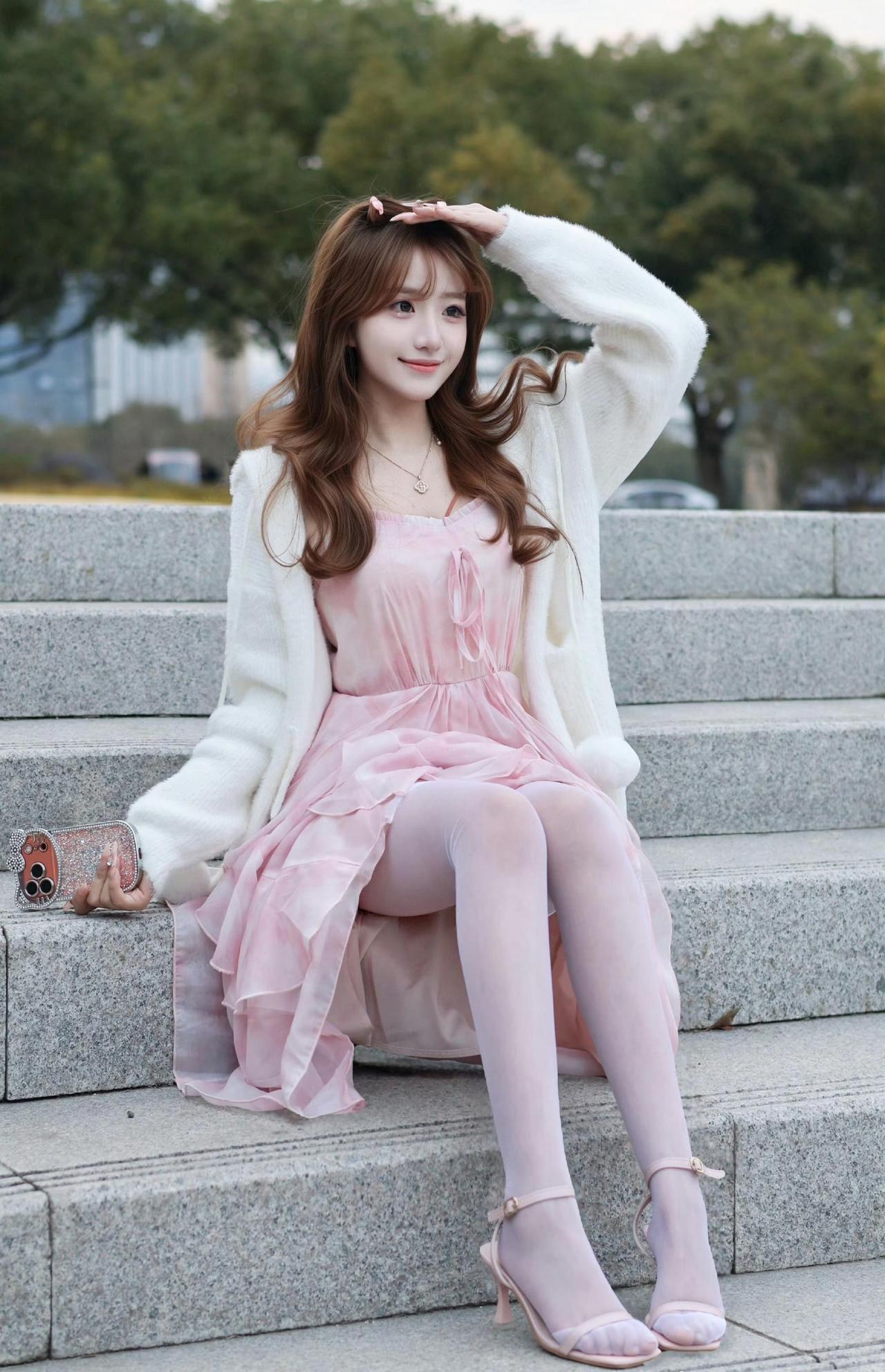 这套穿搭是甜软温柔的粉白甜美风，把少女感与轻熟细节融合。粉色吊带裙自带柔美元素，