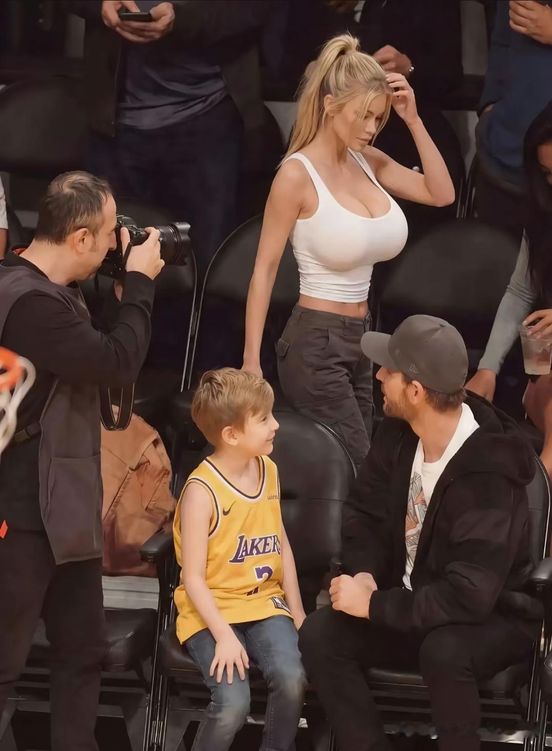 湖人不愧是大“球”市球迷多是有原因的，像这位美女球迷的身材比例真是绝了，不过这