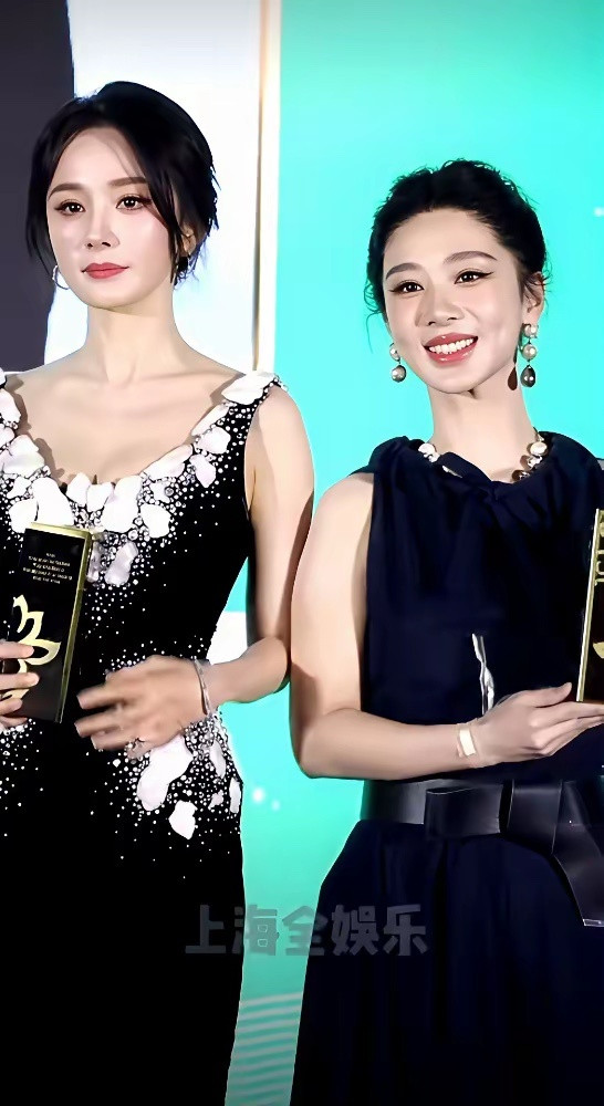 杨紫的身高，成了一门玄学。官方数据，167cm。但只要她和别的女明星站在一起