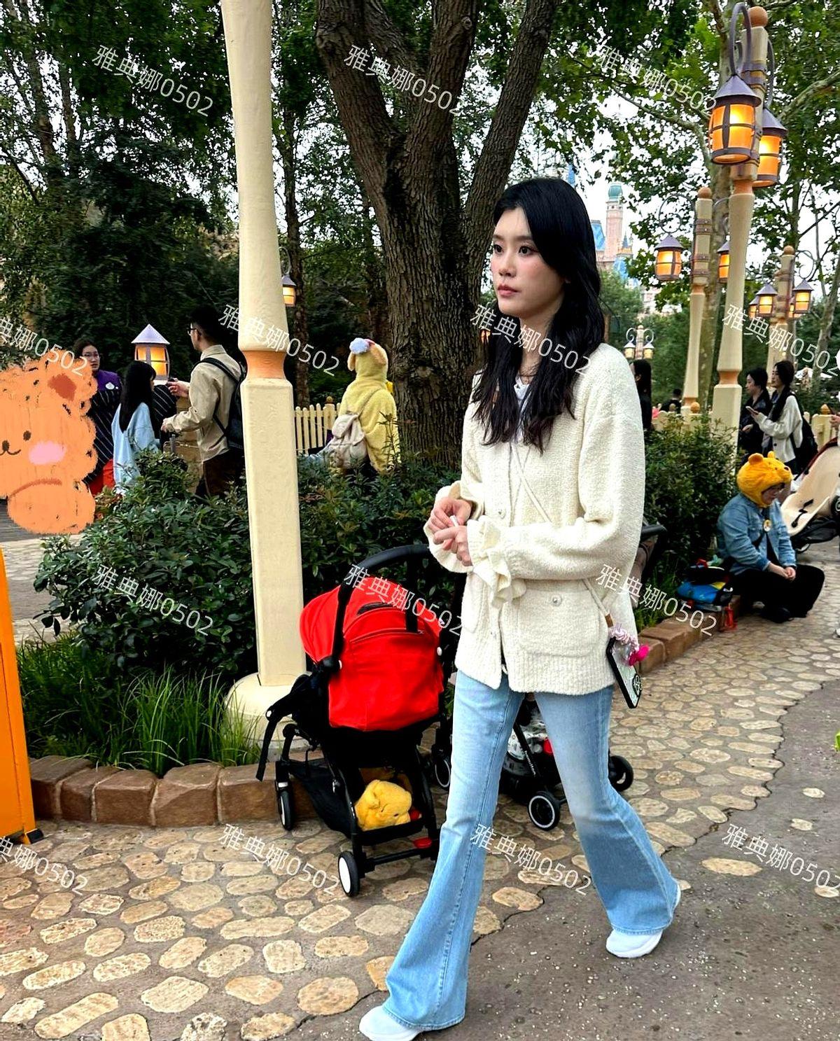 奚梦瑶比何猷君高了半个头，这画面感真的绝了！最近又有网友在迪士尼逮到他俩，一