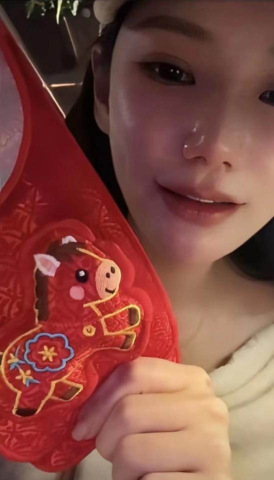 张兰家的元旦，被一个红包炸开了锅。马筱梅这波操作，真不是简单的发钱。别以为这