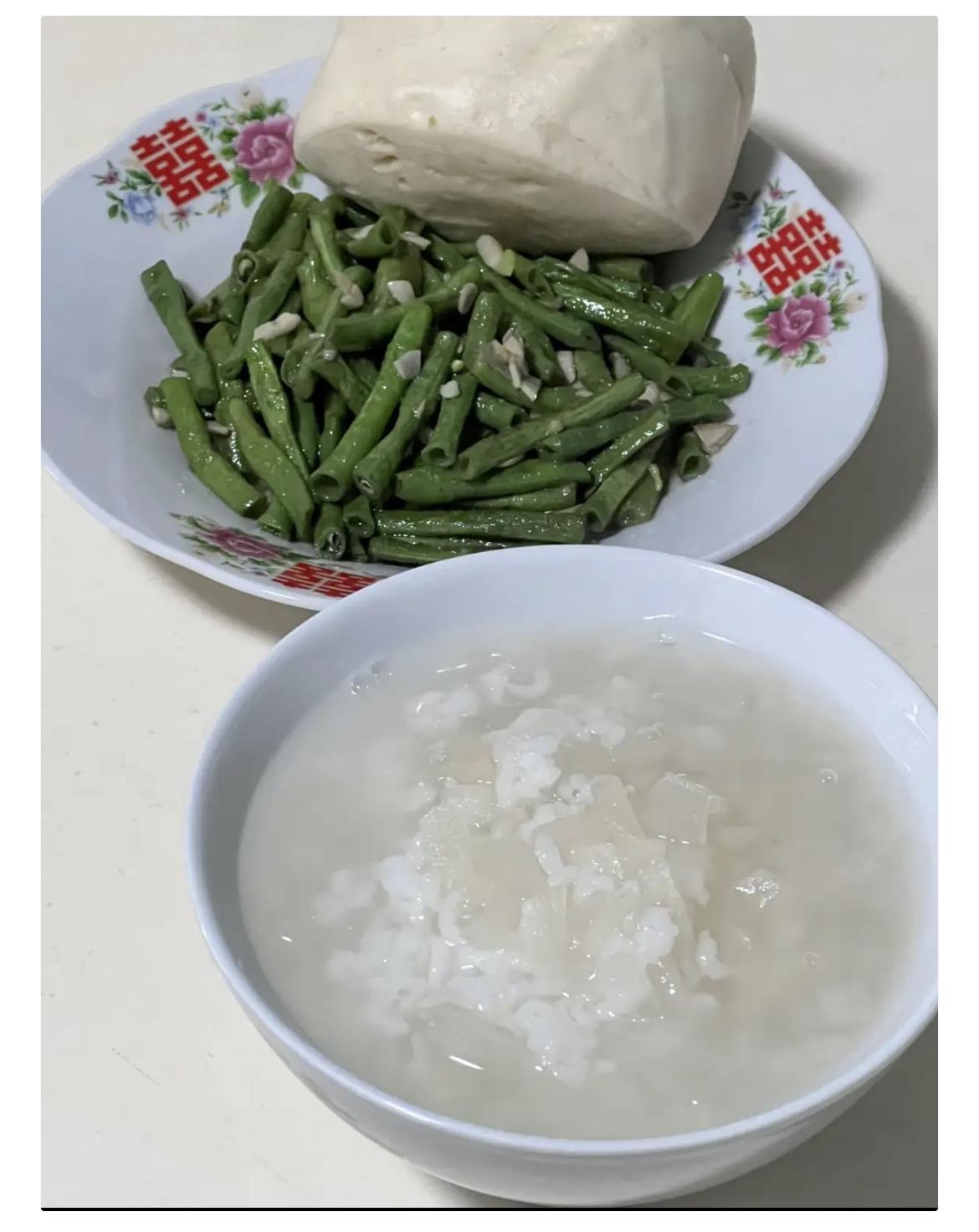 发现个怪事现在好多退休老人不管是一个人过还是两口子搭伴。现在很多退休的老