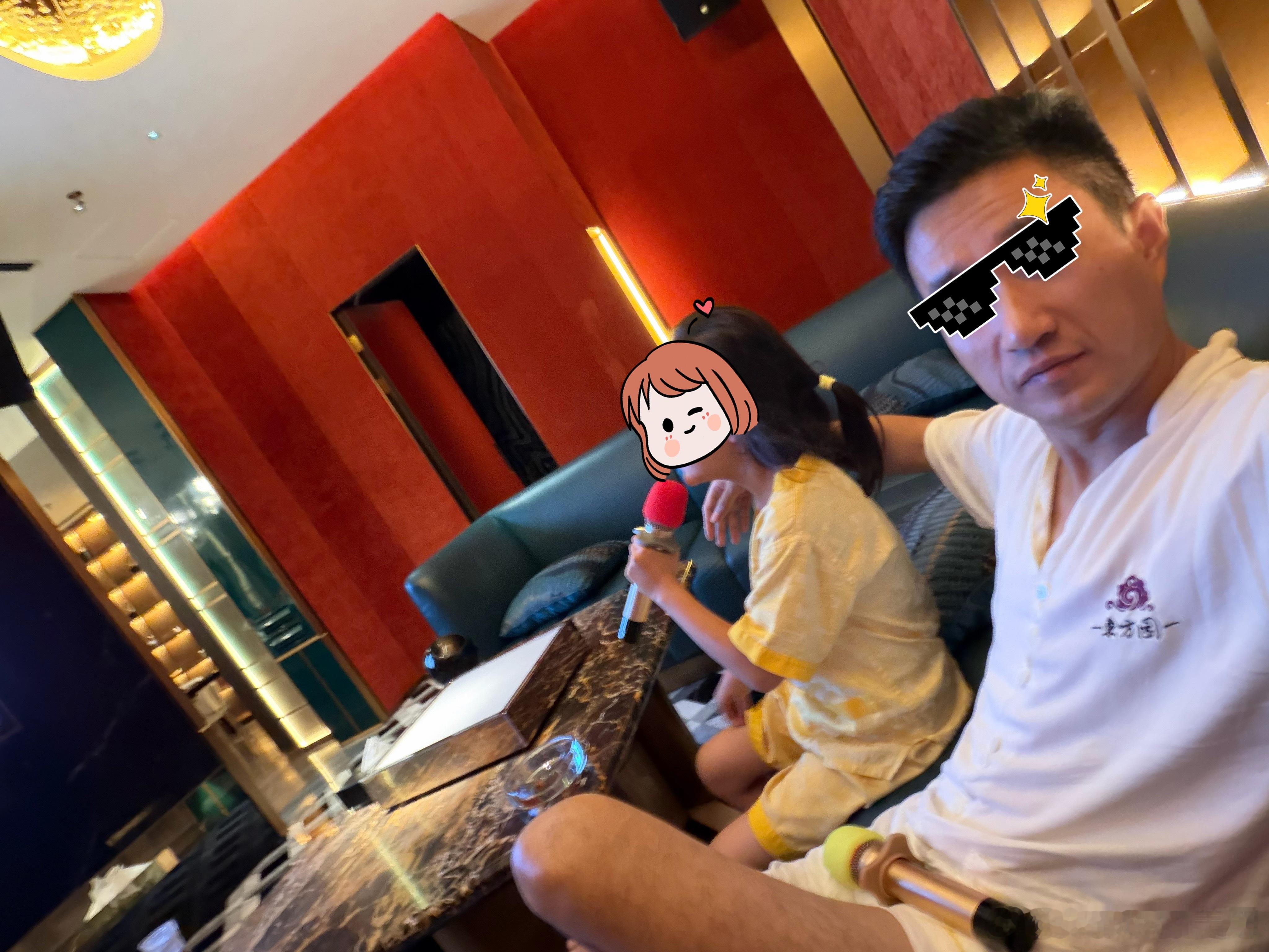 小美女非要给我献唱一首！