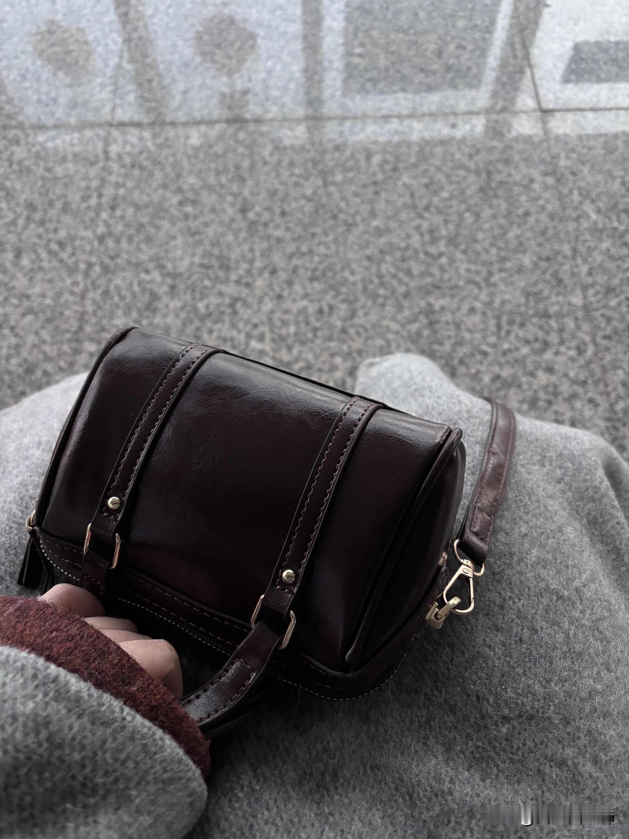 凌晨4.20到家，徒步一个人7.00到高铁站谁懂我一个人站在客厅里，局促的问我