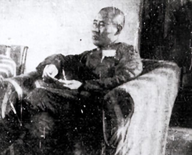 1948年，国军的一名伙夫和大部队走散了，被解放军拦下。解放军看他年纪大，便发了