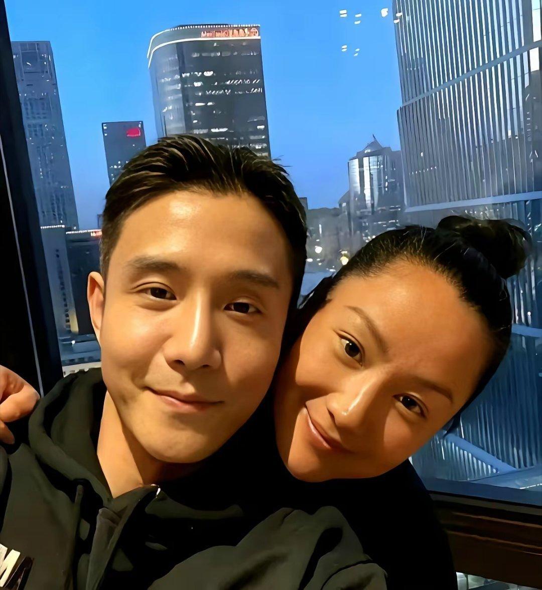 别再替瞿颖可惜了。她现在的顶配人生，是胡兵给不了，豪门也换不来的。53岁的瞿颖，