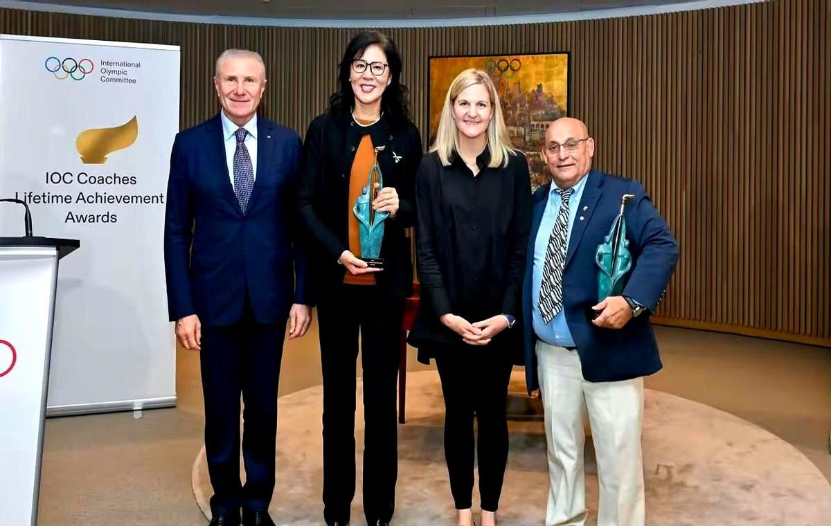 朱婷排世界第一！郎平拿国际奥委会教练终身成就奖！这俩中国女排功勋，居然都不在队伍