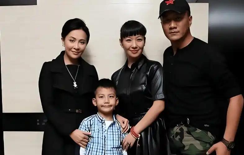 身家十亿的刘嘉玲向来阔气，对干儿子康康更是掏心掏肺。网传直接把香港浅水湾千万海景