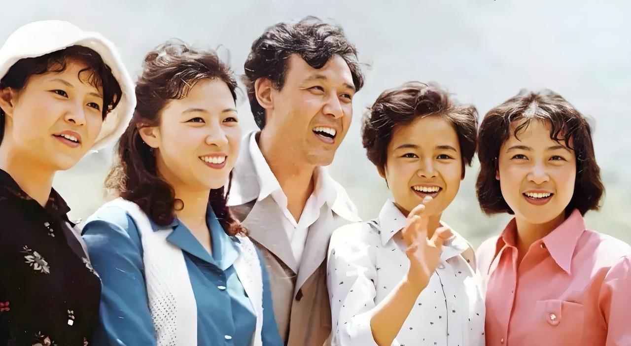 上世纪八十年代，著名电影明星达式常，与四位一线美女演员欢聚一起，留下的珍贵影像。