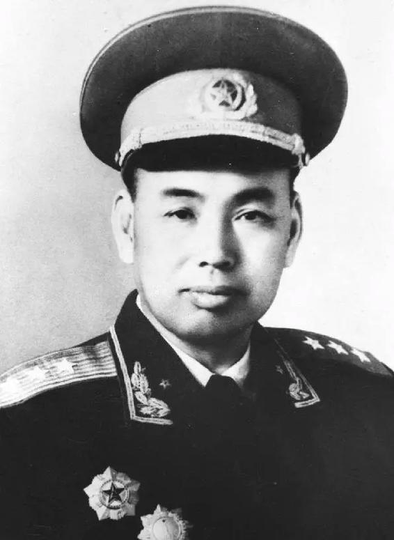 1939年香城固伏击战前，陈赓要去师部汇报，把整场战斗的临时指挥权交给旅参谋长周
