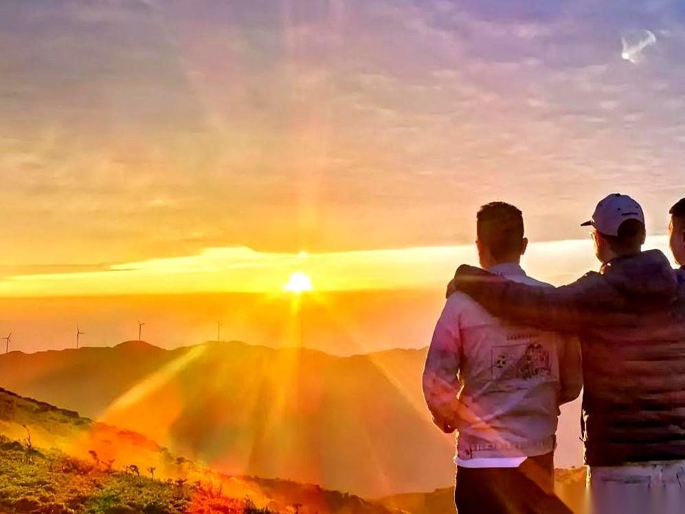 吃完饭，老婆收拾桌子，一掀开那个菜碗，底下整整齐齐压着两千块钱。我当时就愣在那