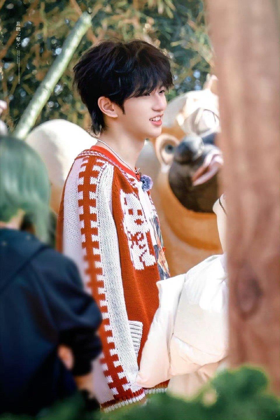 穆祉丞cos铠甲勇士路透铠甲勇士咋还吃雪王呢