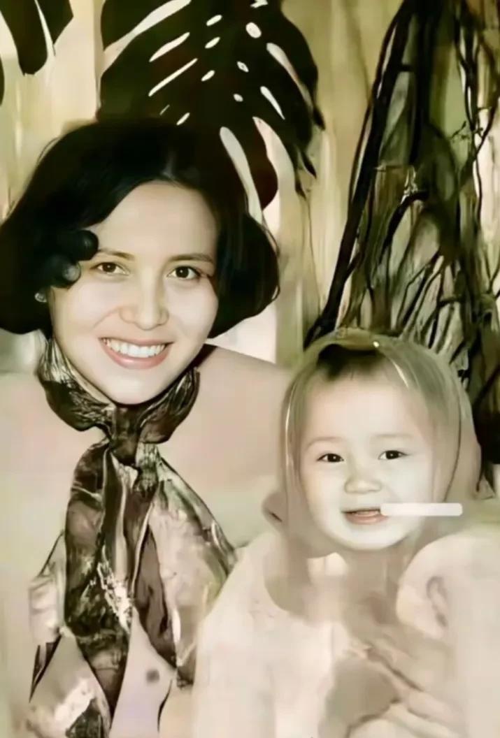 看了宋佳妈妈的容颜，才知道宋佳的美有迹可循，这是宋佳小时候和妈妈的合影。镜头下