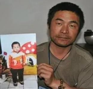 山东父亲骑废10辆摩托寻子24年，儿子却选养父母：这不是冷漠，是人性最痛的两难