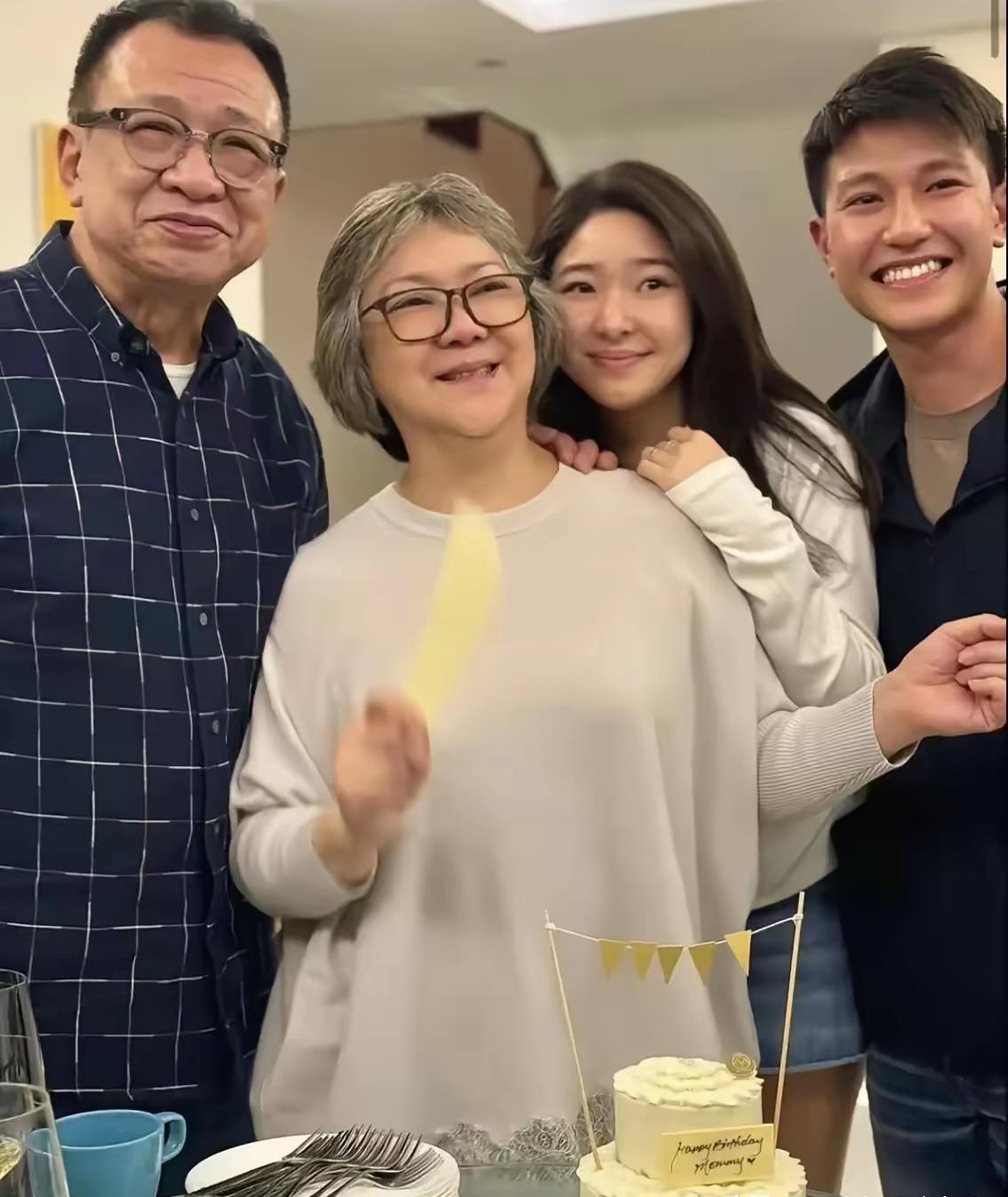 许绍雄的婚姻,告诉大家就算43岁结婚,就算老婆二婚,还带个12岁的儿子,但是日子