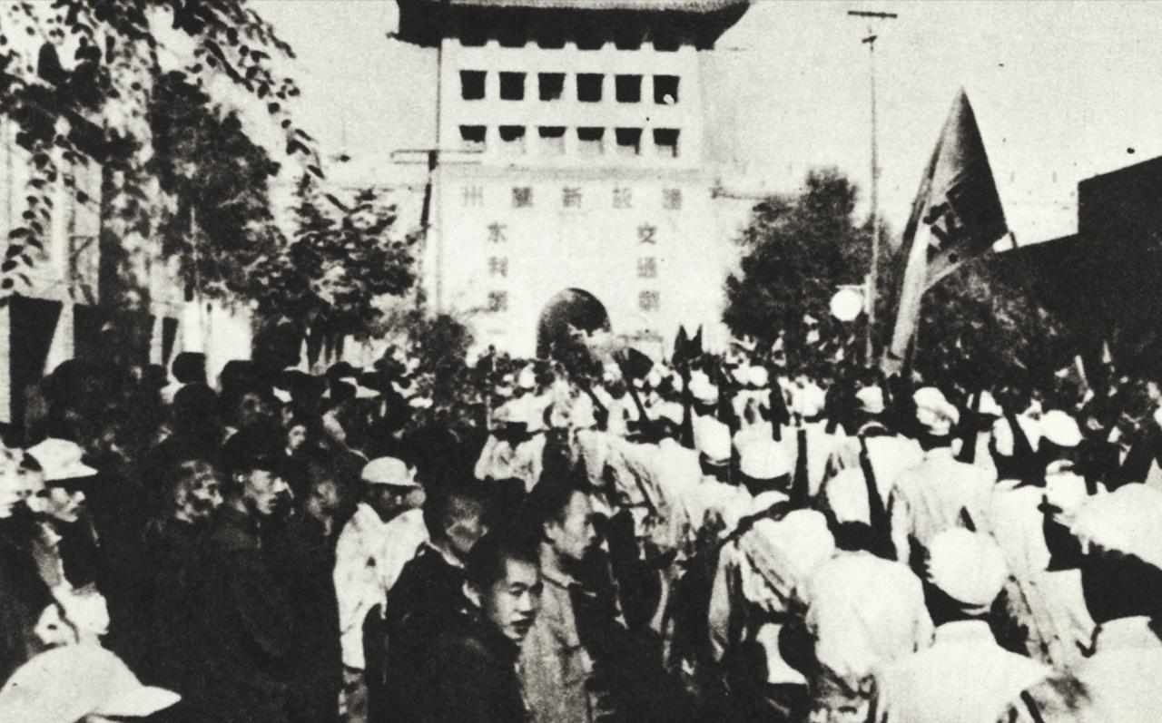 1949年8月，兰州战役总结会后，彭老总笑着讲：“走，我请大家吃饭去。”在一家饭