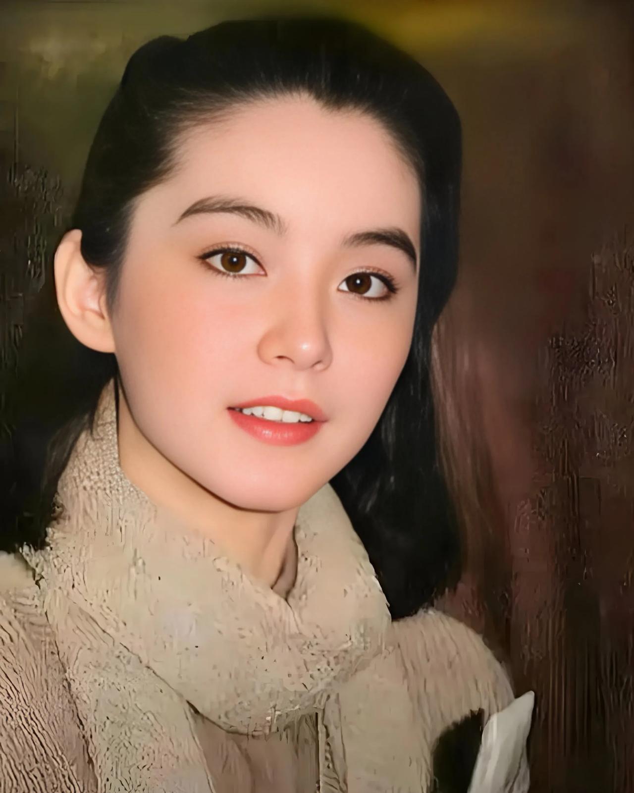 这是1983年，29岁的林青霞与徐克导演拜访84岁的书画大师张大千。林青霞依旧标