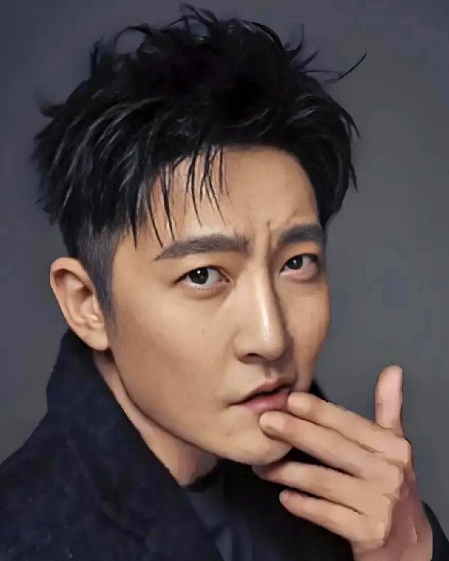 郭京飞敢拒烂本，只因钱有人管他把工资打给鲍莉，再转鲍蕾，三辆车全是6688，