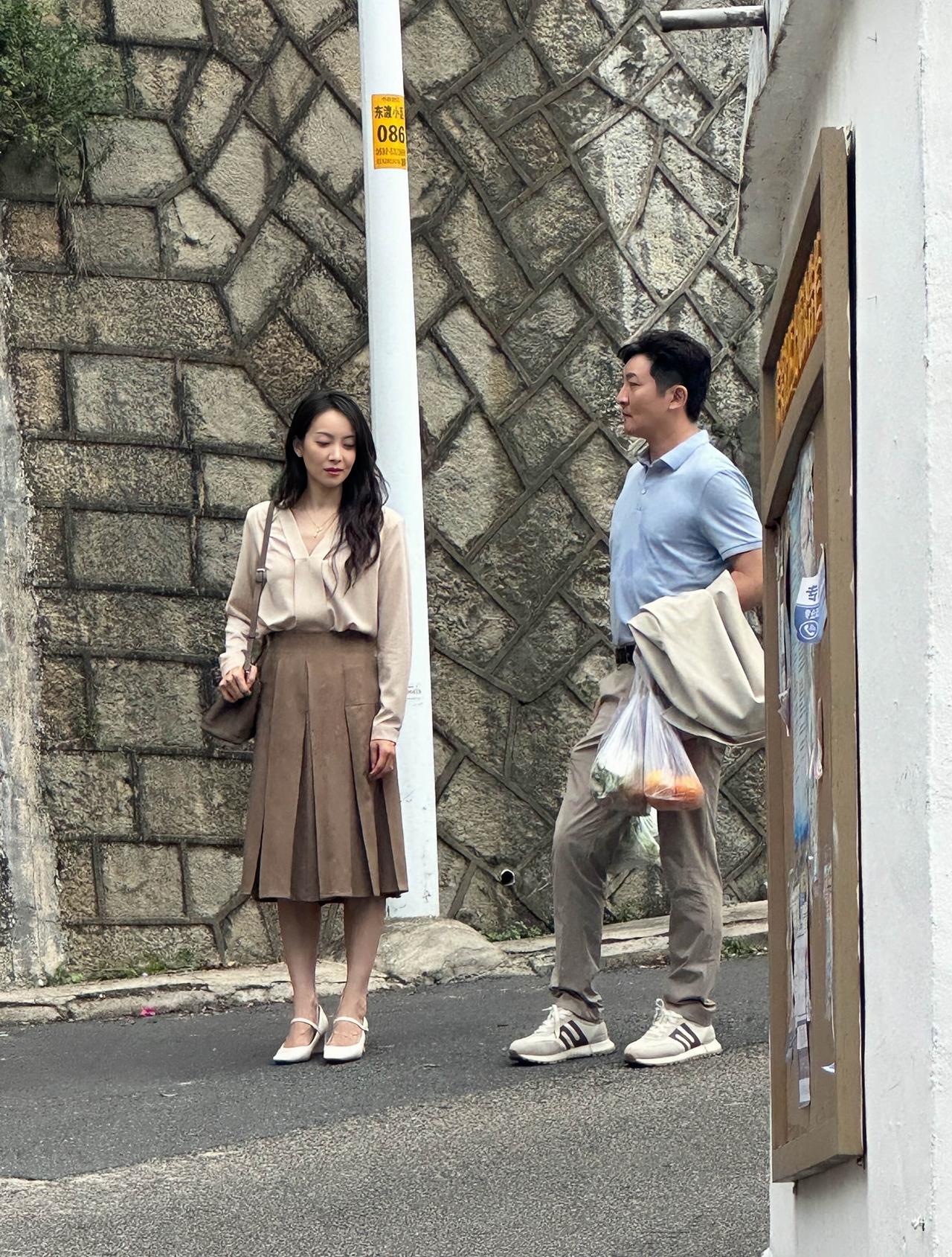 9月10日，有位网友在福建偶遇郭京飞拍戏，与他搭档的，是漂亮的茜茜姐姐。郭京