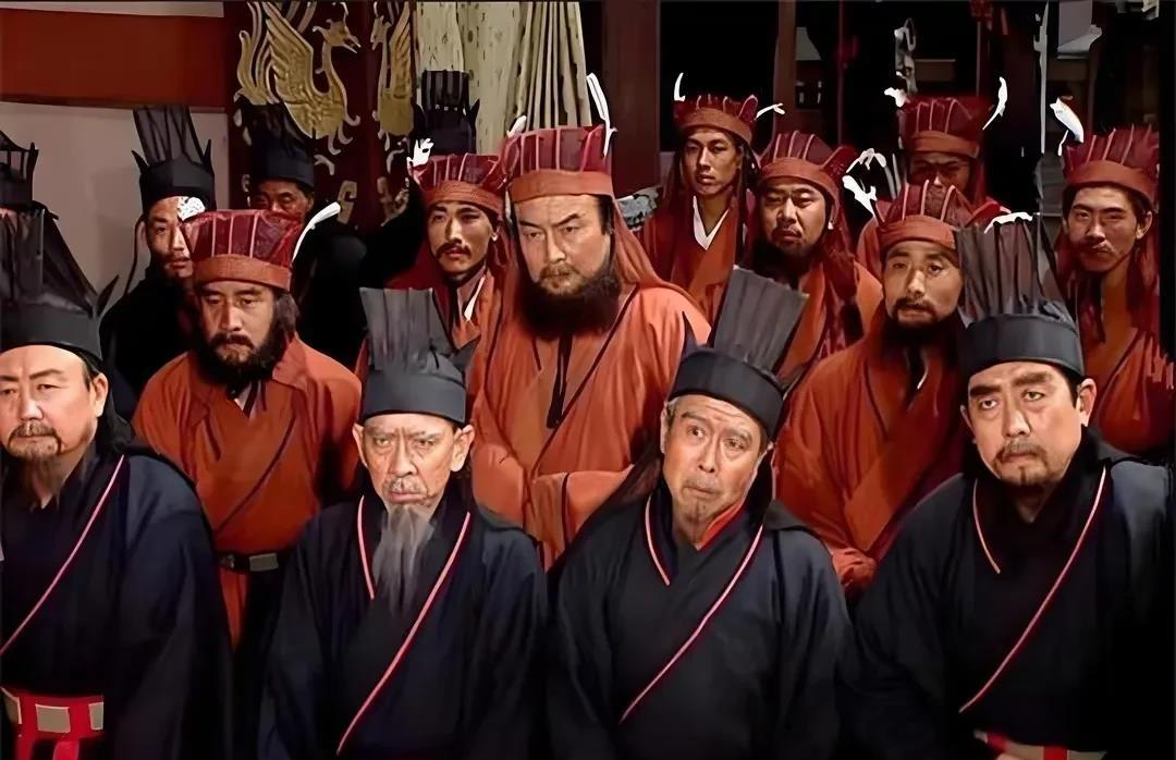 世家门阀之所以能从魏晋一直延续到隋唐，因为垄断了知识。因为战乱问题，很多平民都不